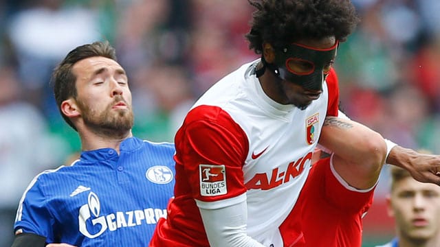 Christian Fuchs (li.) zieht im Kopfballduell zurück.