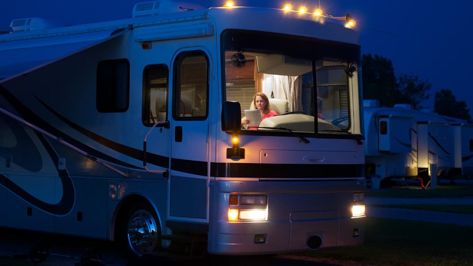 Camping sollte einmal etwas Ursprüngliches sein. Doch Luxus-Wohnmobile haben mittlerweile jeglichen Komfort.
