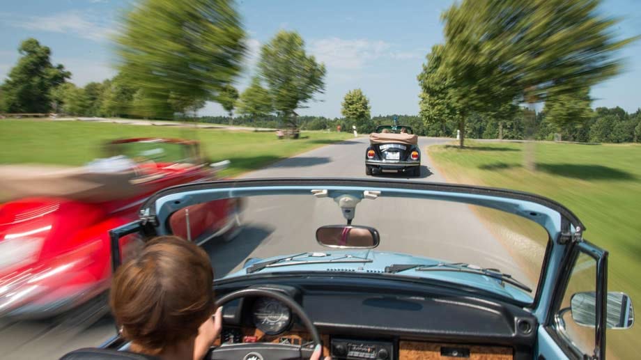 Besonders Frauen freuen sich über Fahrten in einem alten VW Käfer - falls Sie Ihre Liebste überraschen wollen.