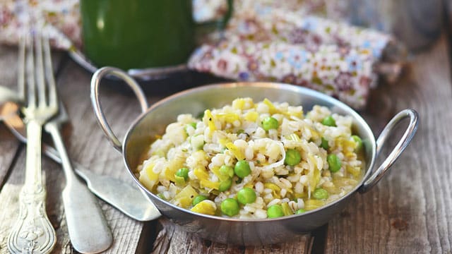 Erbsenrisotto schmeckt nicht nur lecker sondern ist auch noch gesund.