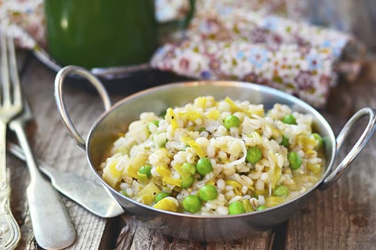 Erbsenrisotto schmeckt nicht nur lecker sondern ist auch noch gesund.