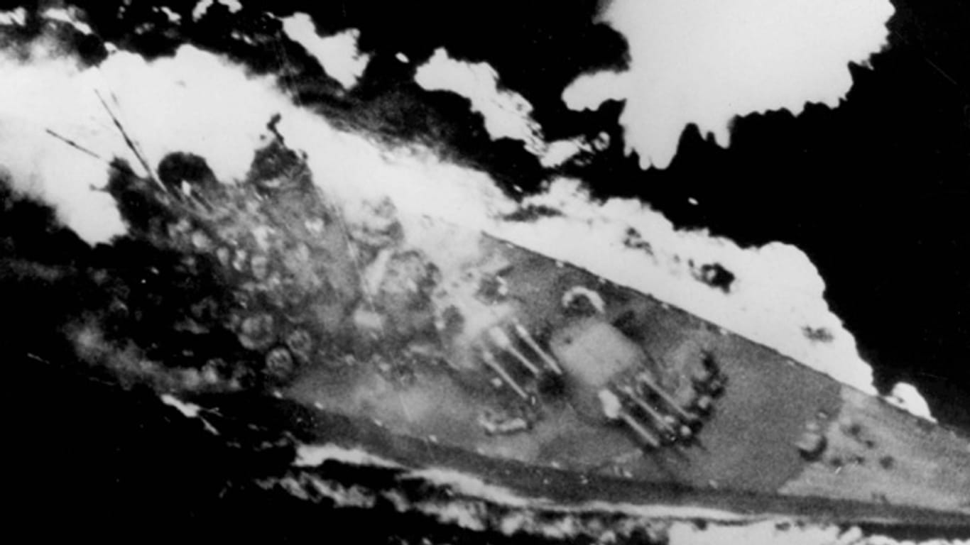 Die letzten Stunden des größten Schlachtschiffs der Welt: Die "Yamato" unter Beschuss.