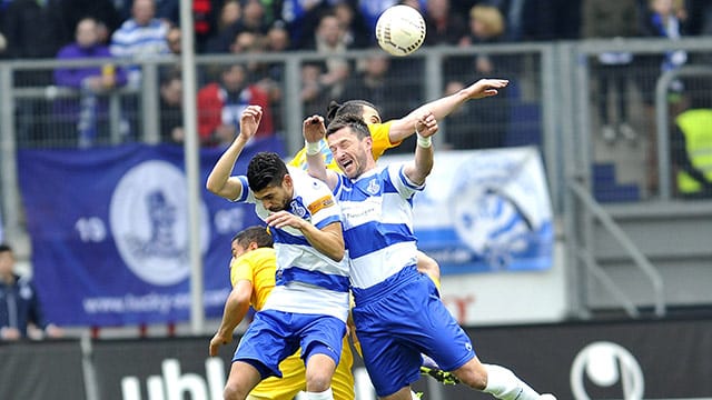 Szene aus dem Drittligaspiel zwischen dem MSV Duisburg (gestreifte Trikots) und dem FC Hansa Rostock.