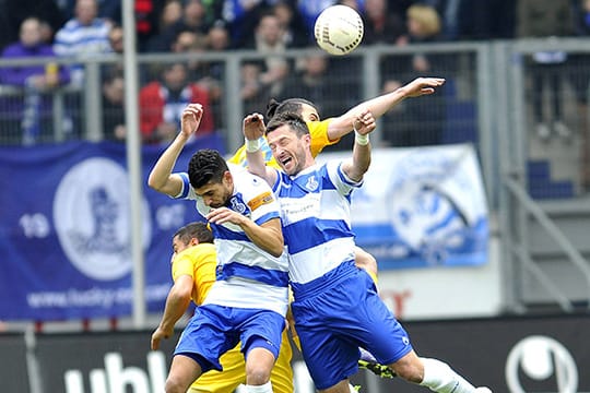 Szene aus dem Drittligaspiel zwischen dem MSV Duisburg (gestreifte Trikots) und dem FC Hansa Rostock.