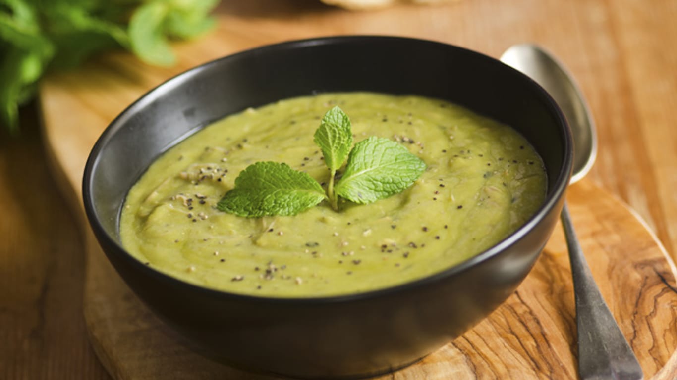 Die Minze verleiht der Suppe ihren frischen und leichten Geschmack.