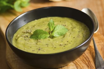 Die Minze verleiht der Suppe ihren frischen und leichten Geschmack.