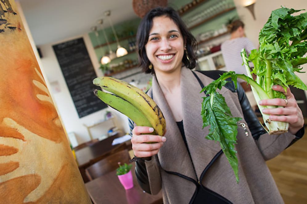 Sariya Forkel in ihrem Restaurant "Mammeo". Das Lokal wirbt mit Steinzeit-Kost.