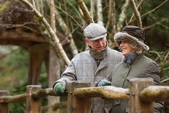 Prinz Charles und Herzogin Camilla von Cornwall stehen im Januar 2015 im Garten ihres Landsitzes Birkhall, Schottland. Das Foto wurde zum 10. Hochzeitstag des Paares herausgegeben.