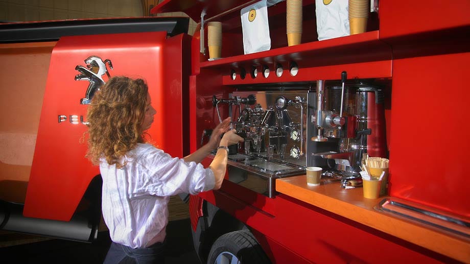 Mit an Bord ist auch eine integrierte Espressomaschine. Mit an Bord ist auch eine integrierte Espressomaschine.