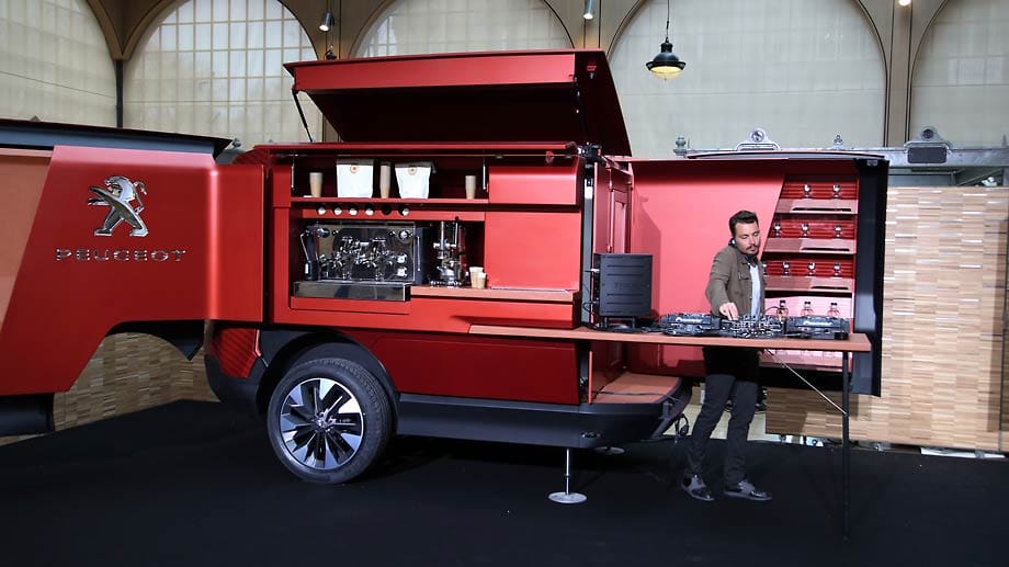 Das erste mobile Restaurant von Peugeot will jedoch nicht nur eine gewöhnliche Imbissbude sein, sondern gemeinschaftliches Essen zu einem Erlebnis machen. So kann eine der zwei Theken auch zum DJ-Pult werden, das Musik über ein Soundsystem aus acht Mittel- und 32 Hochtönern verteilt. Das erste mobile Restaurant von Peugeot will jedoch nicht nur eine gewöhnliche Imbissbude sein, sondern gemeinschaftliches Essen zu einem Erlebnis machen. So kann eine der zwei Theken auch zum DJ-Pult werden, das Musik über ein Soundsystem aus acht Mittel- und 32 Hochtönern verteilt.