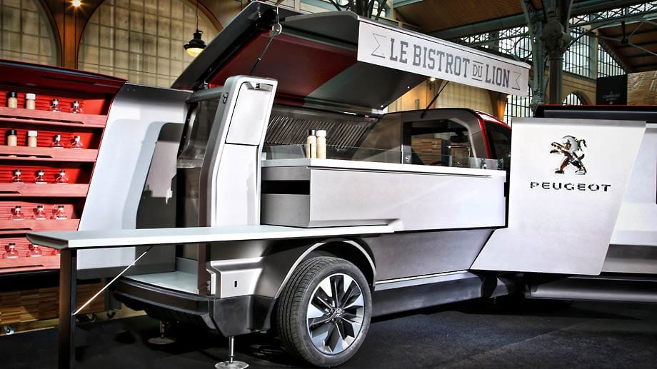 Der Foodtruck von Peuegot bleibt ein Showcar für Messen und Events. Eine Serienproduktion ist nicht geplant. Aber vielleicht inspiriert Peugeot einen der vielen Ausrüster, die Nutzfahrzeuge mit Spezialaufbauten versehen. Der Foodtruck von Peuegot bleibt ein Showcar für Messen und Events. Eine Serienproduktion ist nicht geplant. Aber vielleicht inspiriert Peugeot einen der vielen Ausrüster, die Nutzfahrzeuge mit Spezialaufbauten versehen.