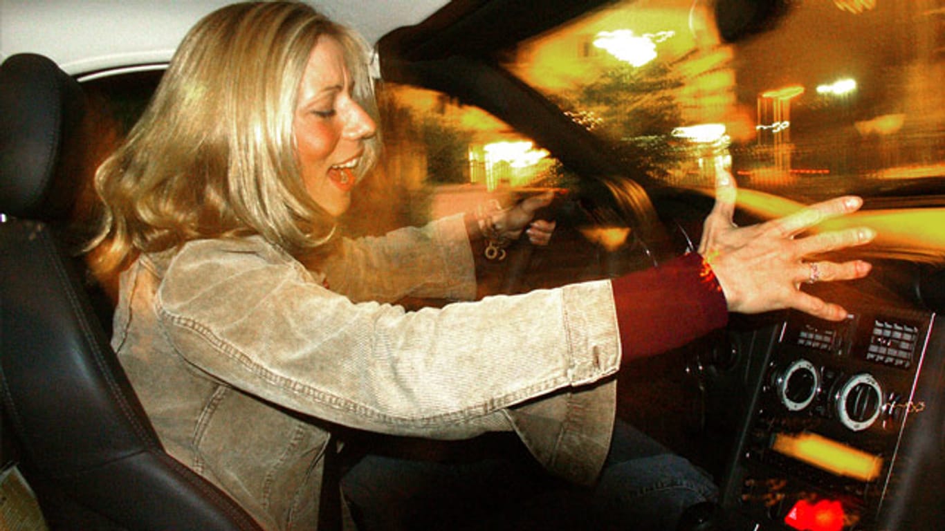 Singende Frau: Bei zu lauter Musik im Auto drohen Bußgelder.