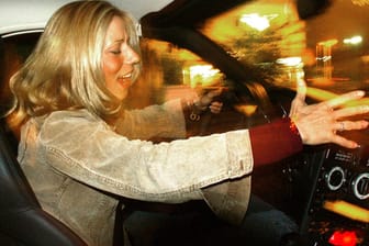 Singende Frau: Bei zu lauter Musik im Auto drohen Bußgelder.