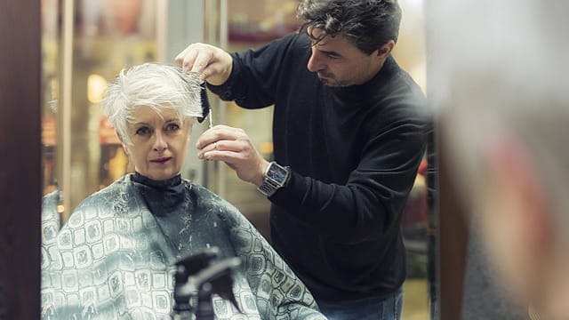 Friseur - der am miserabelsten bezahlte Beruf in Deutschland. Der Mindestlohn gilt dabei erst ab 2017.