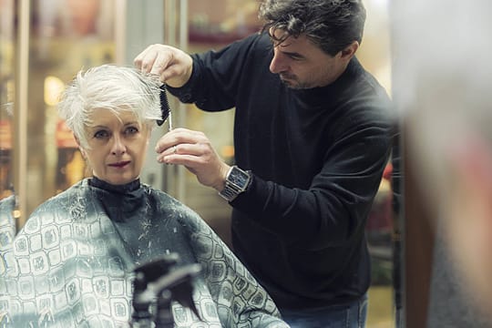 Friseur - der am miserabelsten bezahlte Beruf in Deutschland. Der Mindestlohn gilt dabei erst ab 2017.