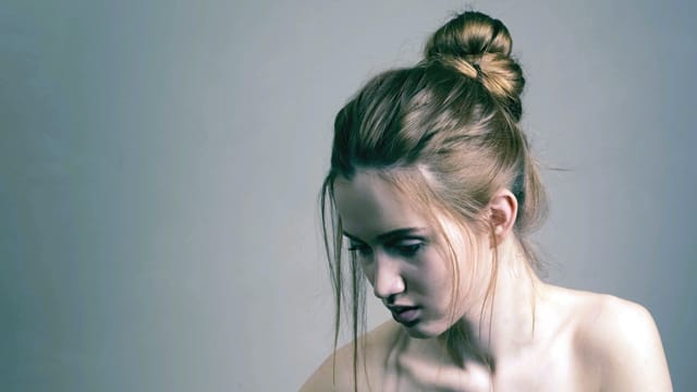 Der hingewuschelte Messy Bun bleibt auch im Sommer 2015 noch ein Trend.