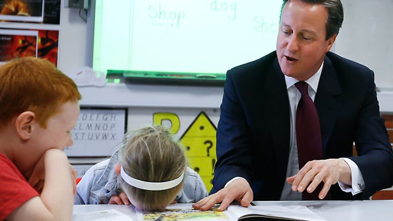 Der britische Premierminister David Cameron scheint die kleine Lucy zu langweilen.