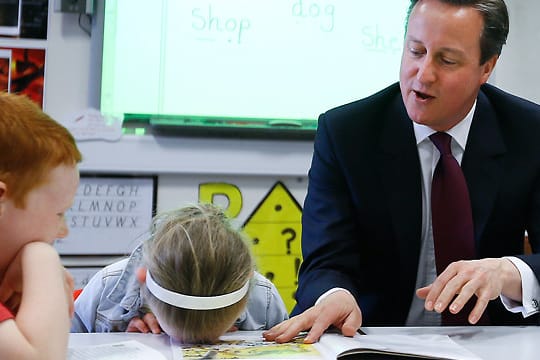 Der britische Premierminister David Cameron scheint die kleine Lucy zu langweilen.