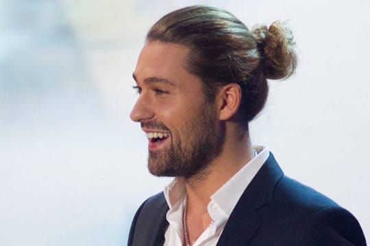 David Garrett machte den Männer-Dutt mit Anzug salonfähig.