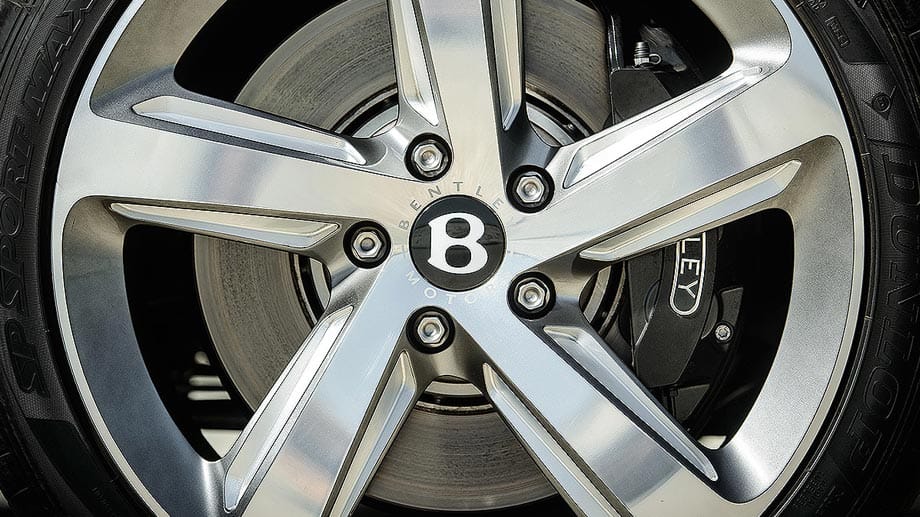 Als erster Bentley erhält der Mulsanne Speed Felgen im laufrichtungsgebundenen Design. Die von Hand aufwändig bearbeiteten 21-Zöller sind in lackierter, polierter oder dunkel getönter Ausführung erhältlich. Dahinter wartet eine Hochleistungsbremsanlage mit Stahlscheiben auf ihren Einsatz.