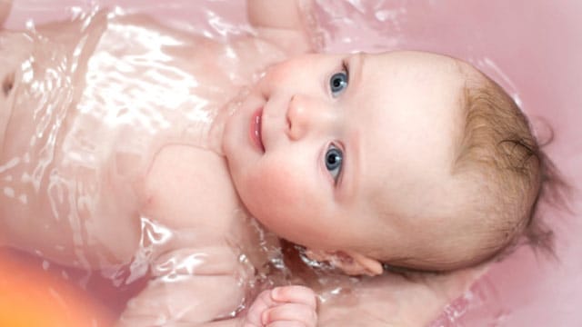 Das Baden Ihres Babys können Sie mit Olivenöl zu einem kleinen Wellness-Erlebnis machen.