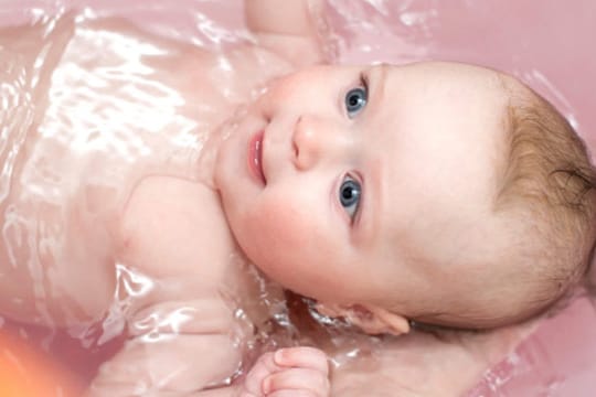 Das Baden Ihres Babys können Sie mit Olivenöl zu einem kleinen Wellness-Erlebnis machen.