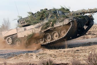 Zukünftig sollen der Bundeswehr 328 Kampfpanzer vom Typ Leopard 2 zur Verfügung stehen.