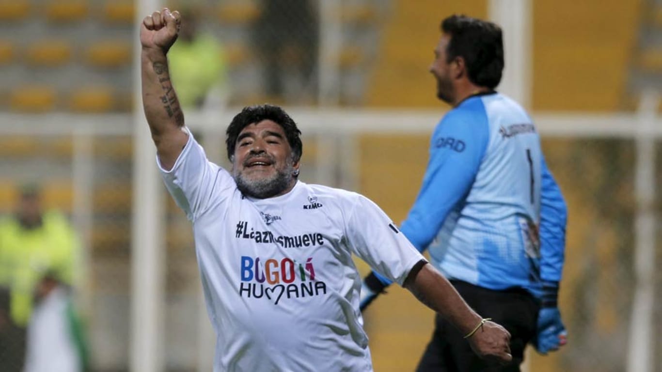 Diego Maradona bejubelt seinen Treffer.