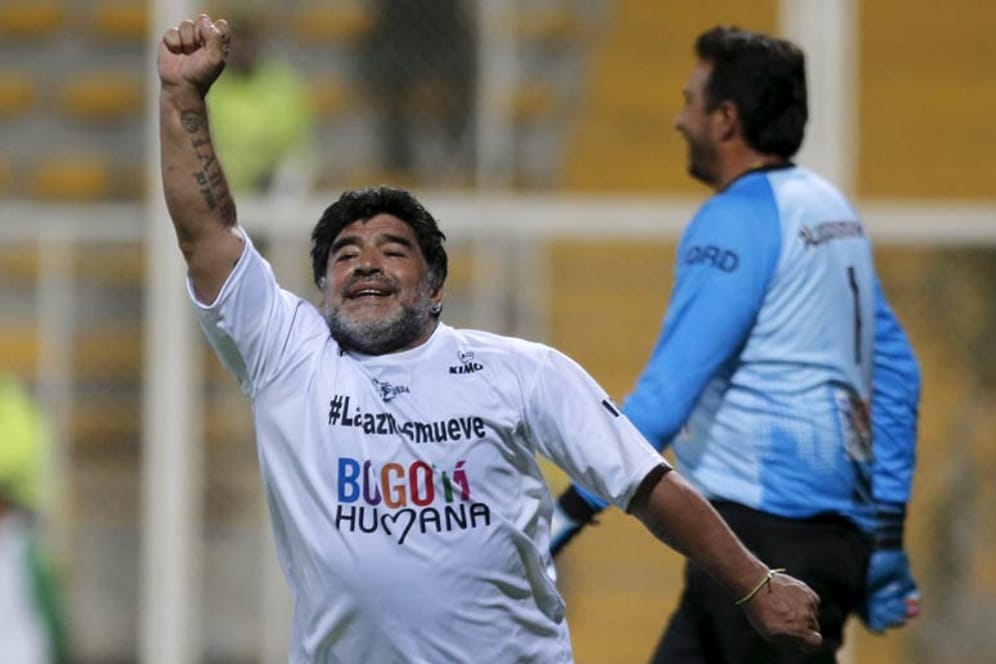Diego Maradona bejubelt seinen Treffer.
