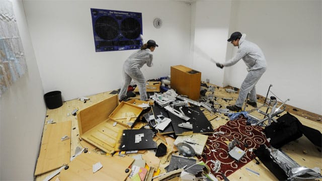Im Wutraum in München können Kunden die Einrichtung eines Raumes mit Vorschlaghammer und Baseball-Schläger zertrümmern und sich dabei abreagieren. Im Wutraum in München können Kunden die Einrichtung eines Raumes mit Vorschlaghammer und Baseball-Schläger zertrümmern und sich dabei abreagieren.