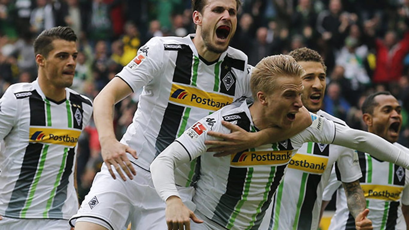 Die Gladbacher Spieler bejubeln einen Treffer gegen Borussia Dortmund.