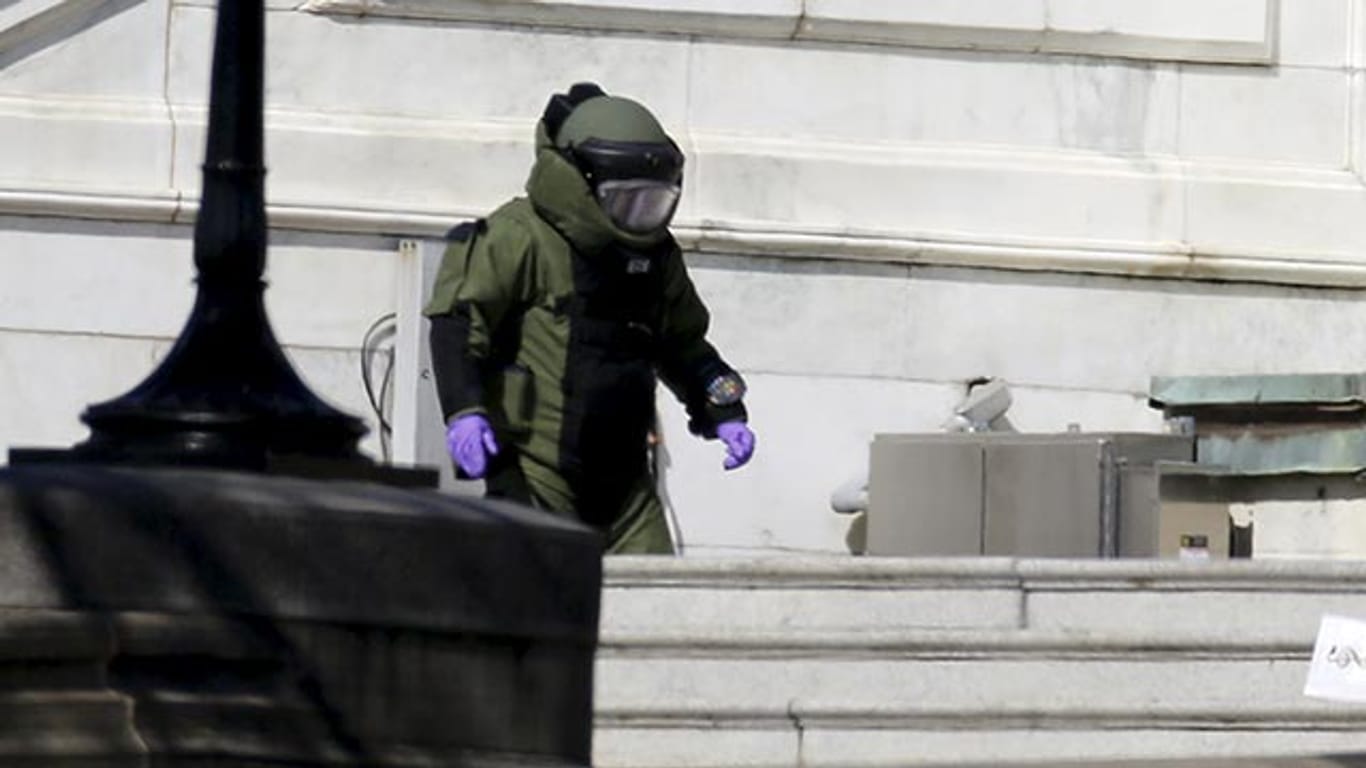 Bombenexperten rückten vor dem US-Kapitol an, weil der Selbstmörder verdächtige Gepäckstücke bei sich hatte.
