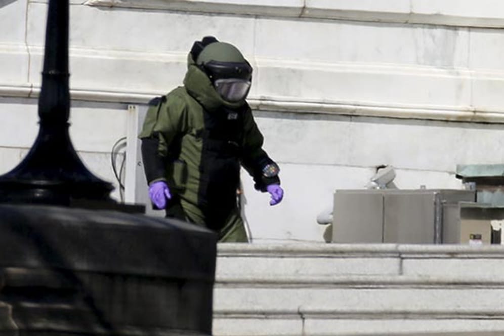 Bombenexperten rückten vor dem US-Kapitol an, weil der Selbstmörder verdächtige Gepäckstücke bei sich hatte.