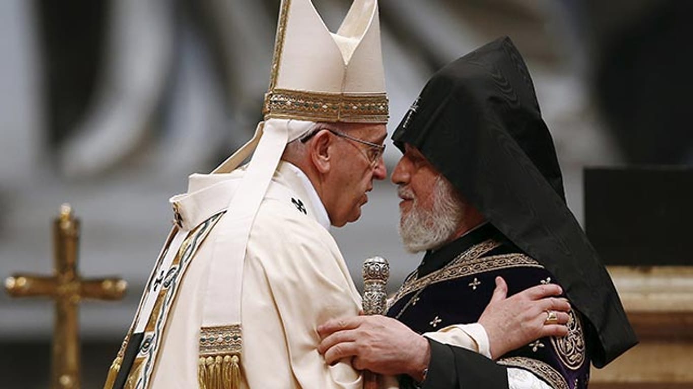Papst Franziskus mit Karekin II., dem Oberhaupt der armenischen Katholiken.