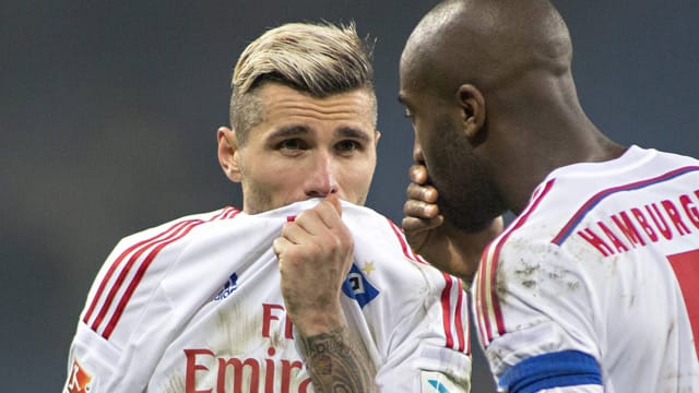 Valon Behrami (li.) und Johan Djourou (re.) sollen angeblich laut "Bild" sofort mit den Fäusten aufeinander losgegangen sein.