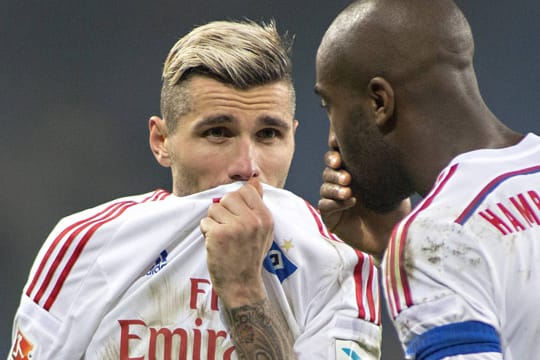 Valon Behrami (li.) und Johan Djourou (re.) sollen angeblich laut "Bild" sofort mit den Fäusten aufeinander losgegangen sein.