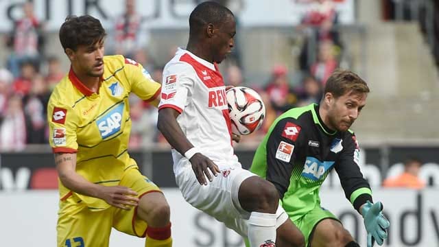 Kölns Anthony Ujah (Mitte) wird von den Hoffenheim-Profis Tobias Strobl (li.) und Oliver Baumann bedrängt. Kölns Anthony Ujah (Mitte) wird von den Hoffenheim-Profis Tobias Strobl (li.) und Oliver Baumann bedrängt.