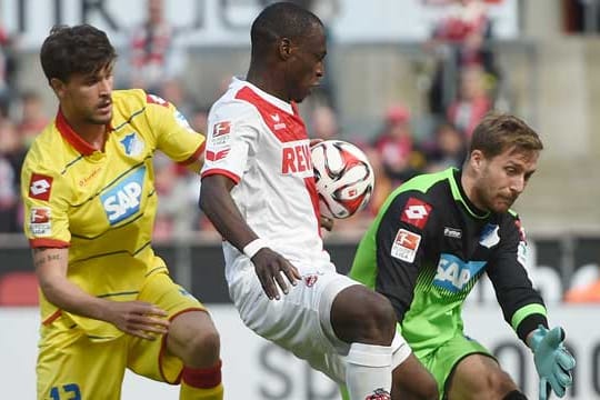 Kölns Anthony Ujah (Mitte) wird von den Hoffenheim-Profis Tobias Strobl (li.) und Oliver Baumann bedrängt.