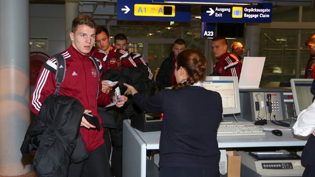 Nürnbergs Mannschaft am Gate.