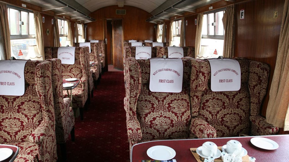 So sieht es in den Erste-Klasse-Waggons der alten Eisenbahn aus.