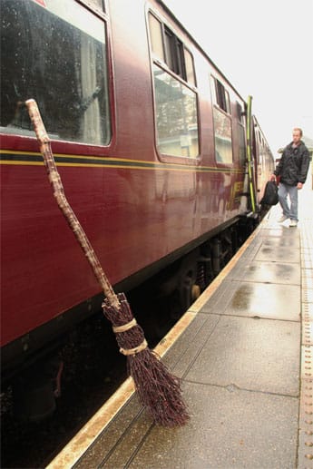 Der Jacobite zieht Harry-Potter-Fans an. Der Jacobite ist nämlich der Zug, der in den Filmen über den weltberühmten Zauberlehrling den Hogwarts Express darstellt.