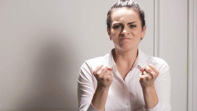 Wenn es um Rache geht, bevorzugen Frauen dramatische Aktionen. Männer dagegen entwickeln eher hinterlistige Fantasien.