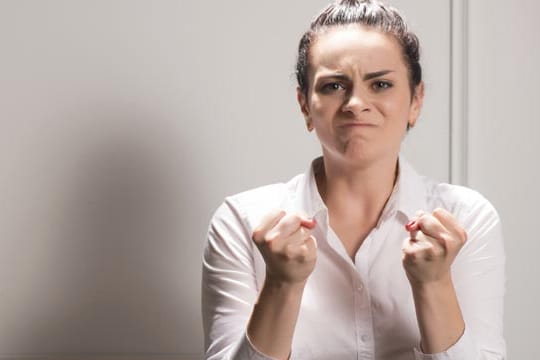 Wenn es um Rache geht, bevorzugen Frauen dramatische Aktionen. Männer dagegen entwickeln eher hinterlistige Fantasien.