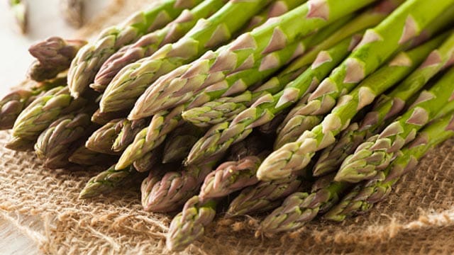 Grüner Spargel ist im Vergleich zum weißen Spargel herzhafter und kräftiger im Geschmack.