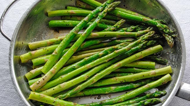 Ob in großen oder kleinen Stücken: Gebratener grüner Spargel ist eine Köstlichkeit.