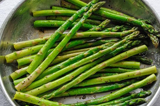 Ob in großen oder kleinen Stücken: Gebratener grüner Spargel ist eine Köstlichkeit.