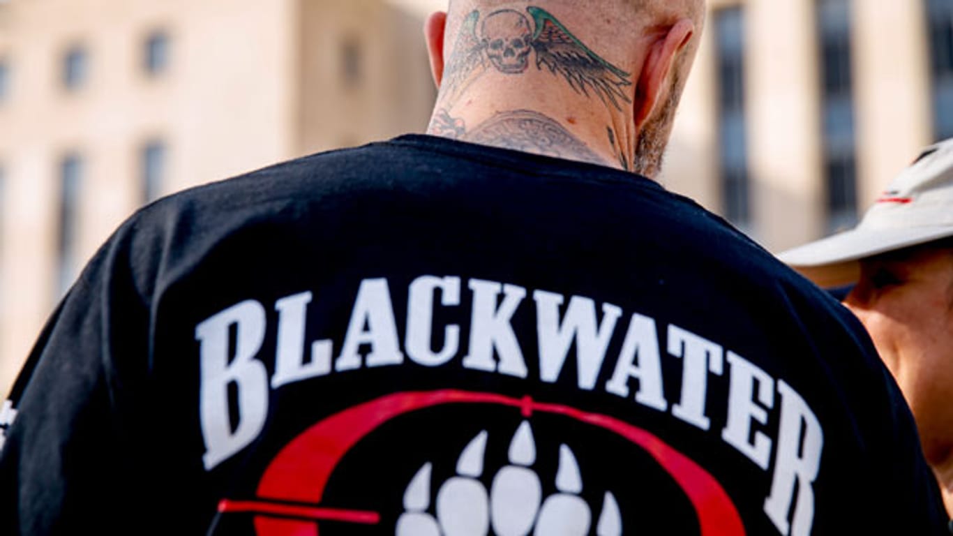 Unterstützung für die Killer: Ein ehemaliger Blackwater-Mitarbeiter trifft sich vor Gericht mit Angehörigen der Angeklagten.