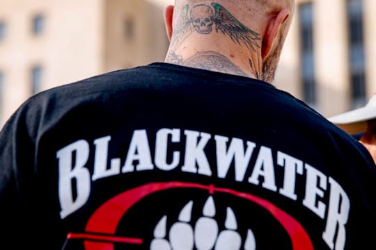 Unterstützung für die Killer: Ein ehemaliger Blackwater-Mitarbeiter trifft sich vor Gericht mit Angehörigen der Angeklagten.