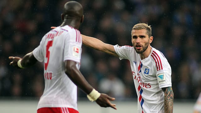 Von wegen Streithähne: Valon Behrami (rechts) spielt den Vorfall mit Teamkollege Johan Djourou herunter.