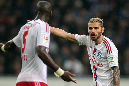 Von wegen Streithähne: Valon Behrami (rechts) spielt den Vorfall mit Teamkollege Johan Djourou herunter.